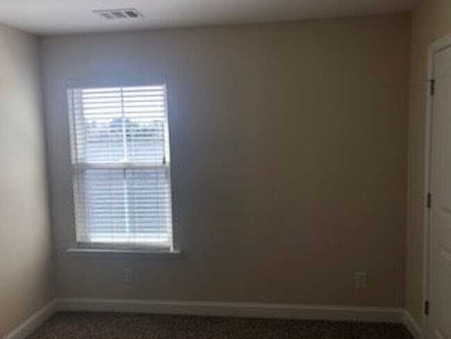 Building Photo - 44 Hartland Ct
