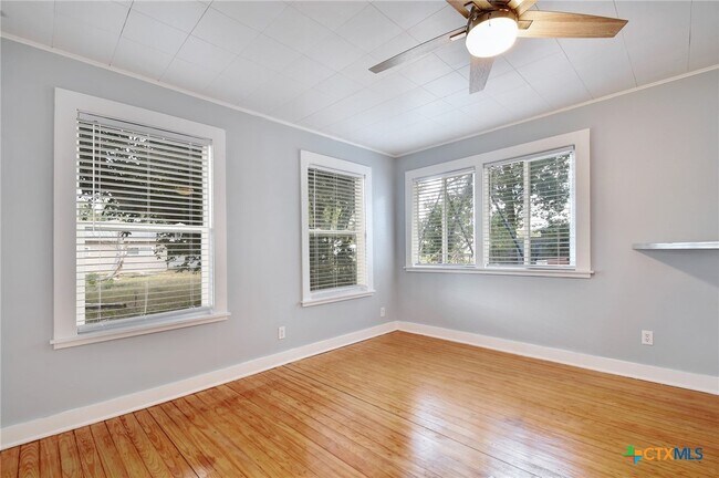 Building Photo - 717 S Laurel Ave