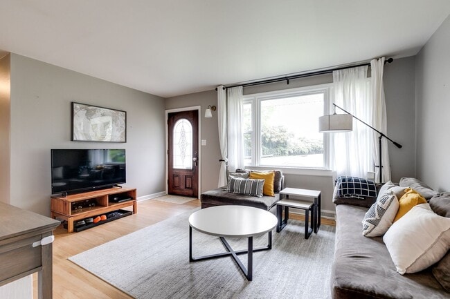 Building Photo - Charming 3 Bedroom Rancher Available Early...