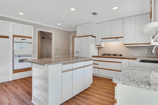 Building Photo - 2052 Old Forge Way