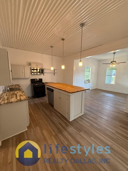 Kitchen - 1750 Maple Ave