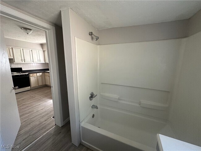 Building Photo - 1915 Maple Ave NE