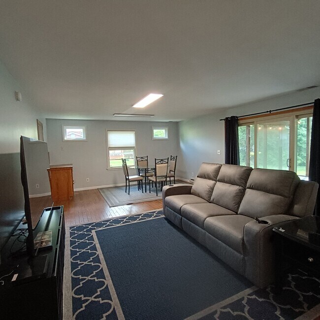 Building Photo - 926 Cedar Dr