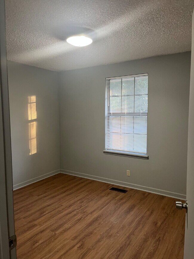 Building Photo - 665 Dutchmans Dr