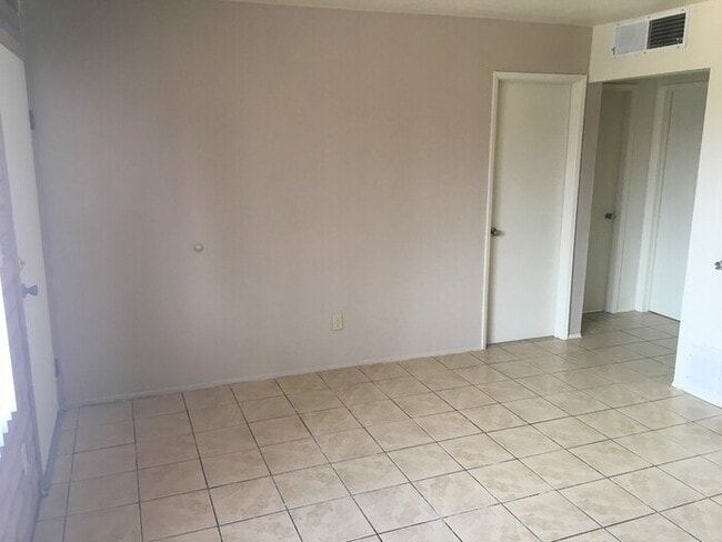 Building Photo - 426 E Navajo Rd