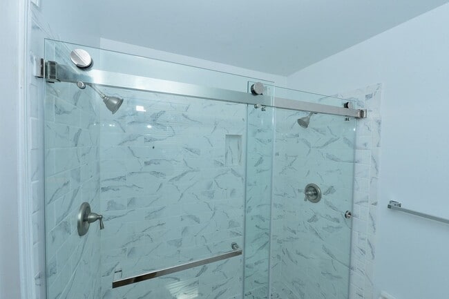 Building Photo - 6 Bedrooms-Little Neck Area