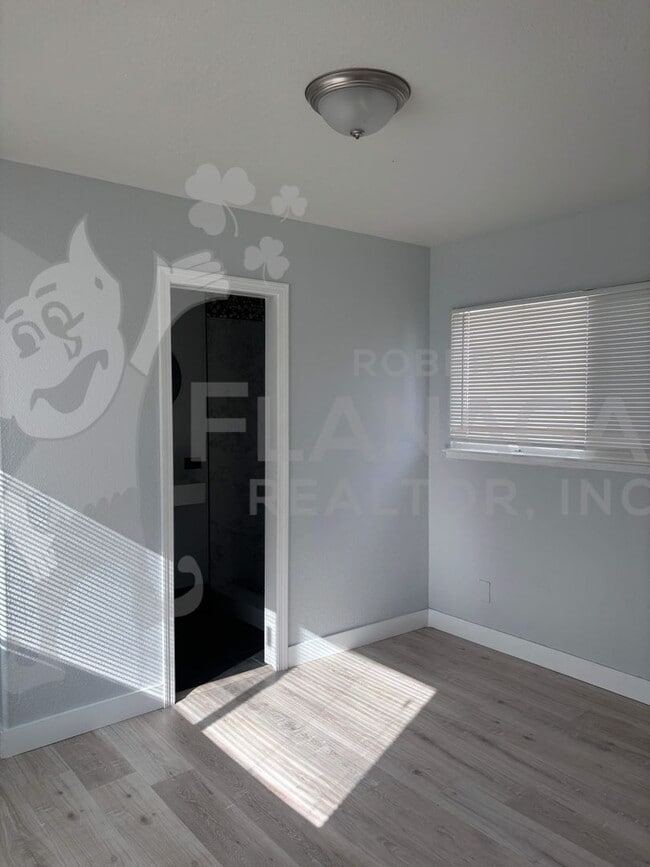 Building Photo - 3 Bedroom/ 2 Bathroom Home