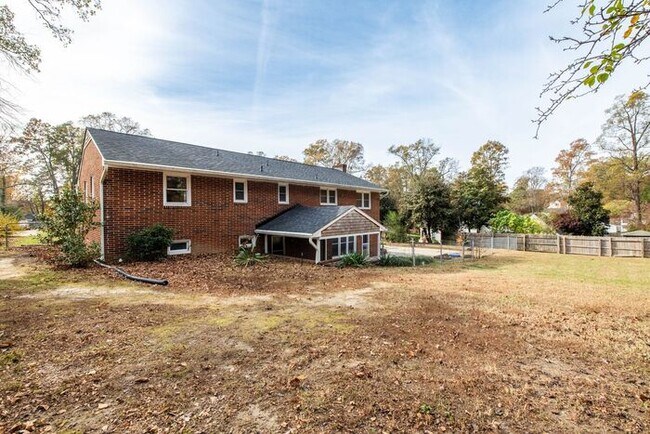 Building Photo - Newly remodeled 3/2.5