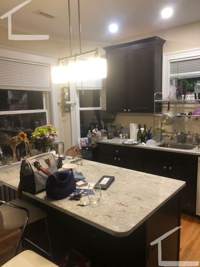 Building Photo - Belmont 1 Bed available Now