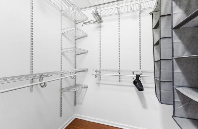 Building Photo - 13885 Sheffield St