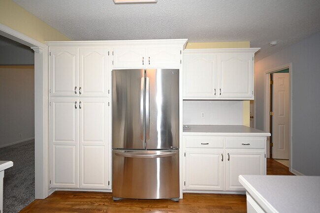 Building Photo - 4 Bedroom,2.5 Bath with 2-car garage Platt...