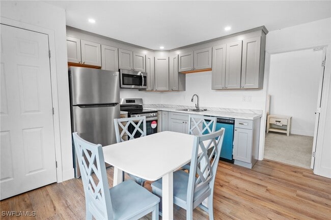 Building Photo - 1046 Periwinkle Way