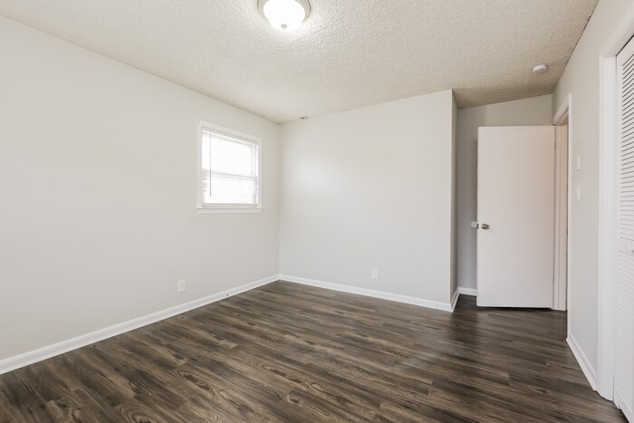 Building Photo - 409 Shamrock Dr