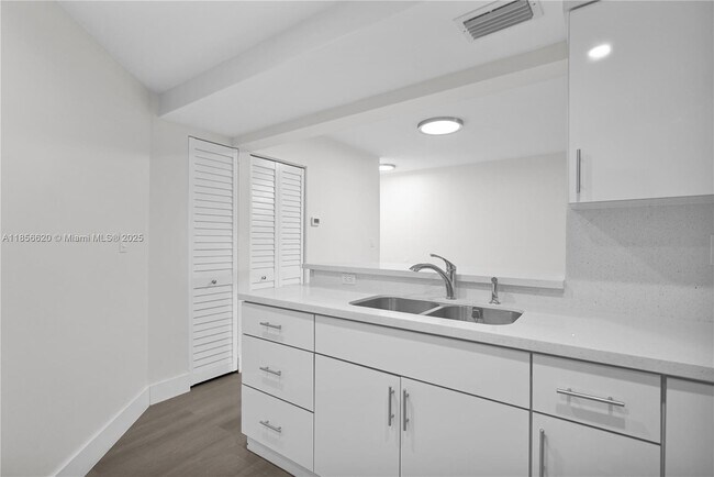 Building Photo - 9715 Fontainebleau Blvd