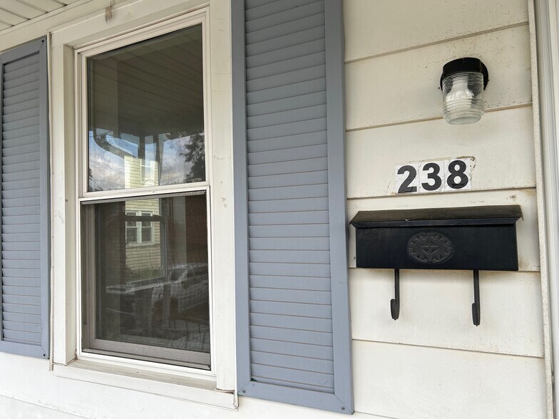 Primary Photo - 238 W Queen St