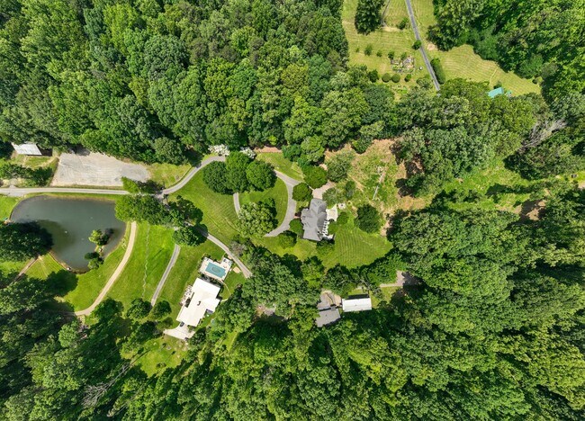 Building Photo - Spacious 6-Bedroom Furnished Home Near Asheville – Privacy, Comfort & Convenience!