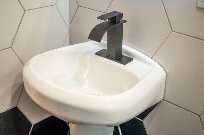 Building Photo - 3br/2bath Custom Remodeled Home Near Okemo