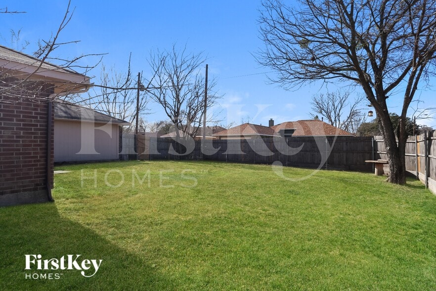 Building Photo - 2321 Lakeshore Ln