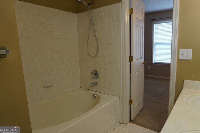 Building Photo - 71 Highoak Dr