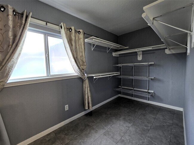 Building Photo - 4911 Russett Ln