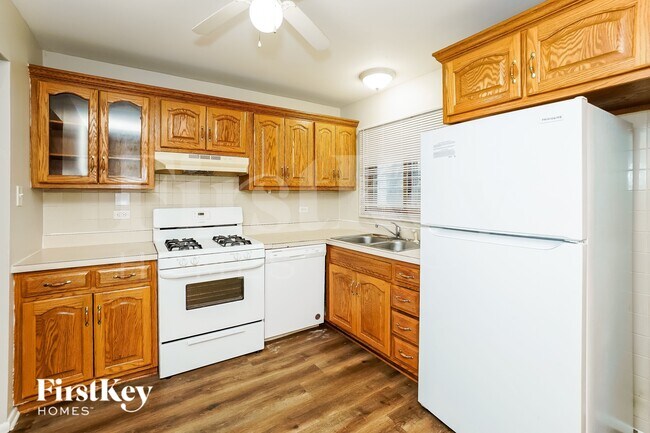 Building Photo - 3317 Fountainbleau Dr