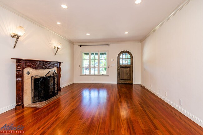 Building Photo - Stunning Cambrian Home | Desirable Neighborhood