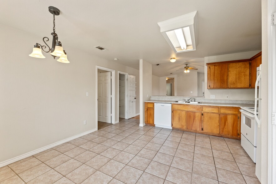 Building Photo - 100 Sendero Dr