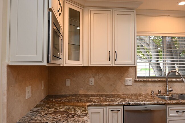 Building Photo - Prime Willow Glen, Just In Time for the Ho...