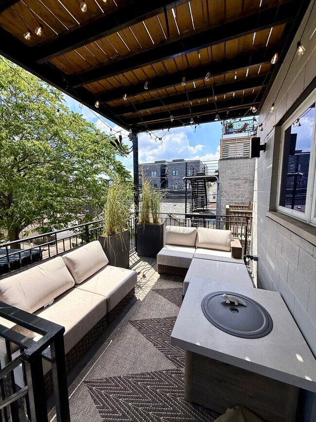 Building Photo - 1021 N Hermitage Ave