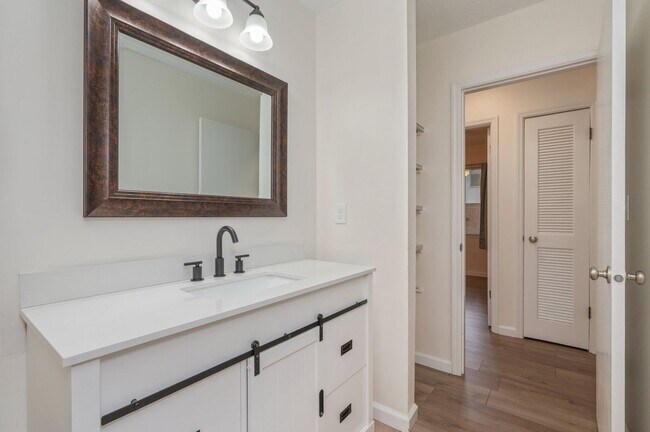 Building Photo - Renovated 3 bedroom house in Niceville!