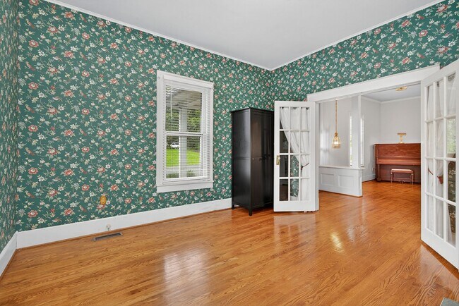 Building Photo - Charming 4BR / 3BA Historic Home with Big Backyard! BR VA