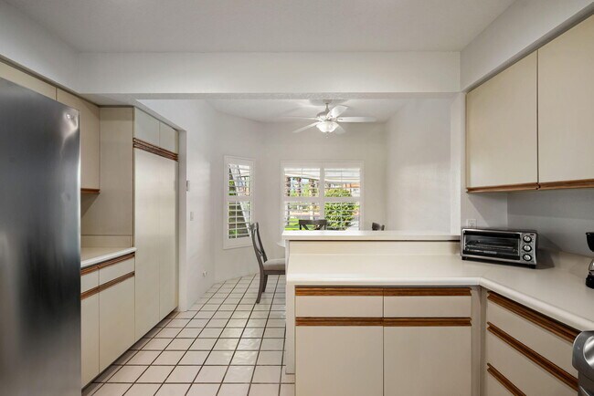 Building Photo - 270 Vista Royale Cir E