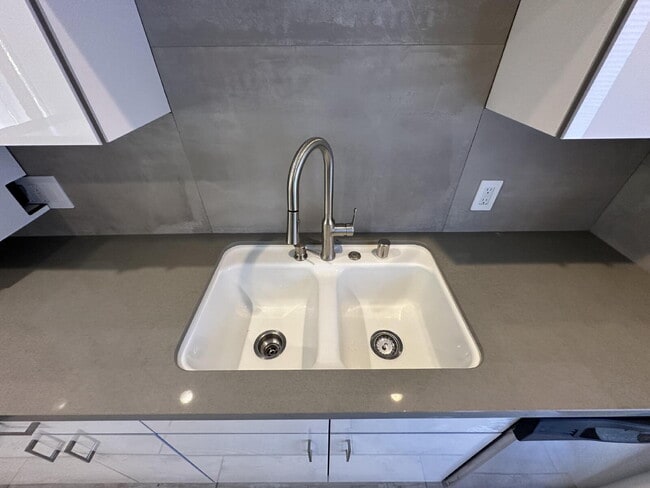 Building Photo - LIVE THE OCEAN BEACH LIFESTYLE!