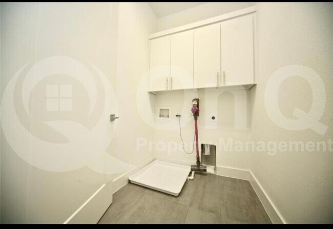 Building Photo - 4417 Munger Ave