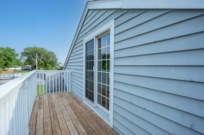 Building Photo - For Rent – Beautifully Updated Townhome in Gull Point a Waterfront Community