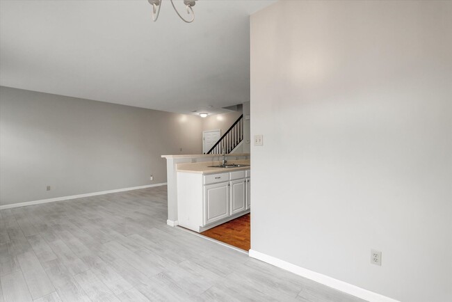 Building Photo - Spacious 2-Bedroom Townhome in St. Charles...