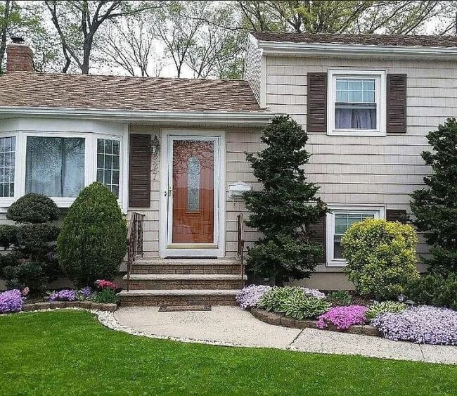 Building Photo - 827 Savitt Pl