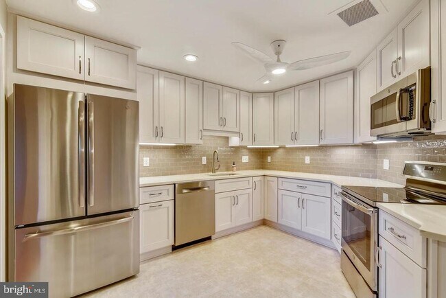 Building Photo - 11500 Fairway Dr