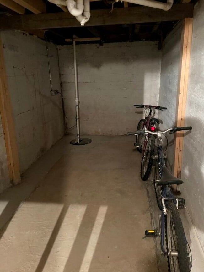 Building Photo - 3 bdrm/1 bath Country Ranch available April 1st!