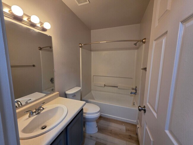 Building Photo - 3 Bed 2 1/2 Bath in Fruitvale