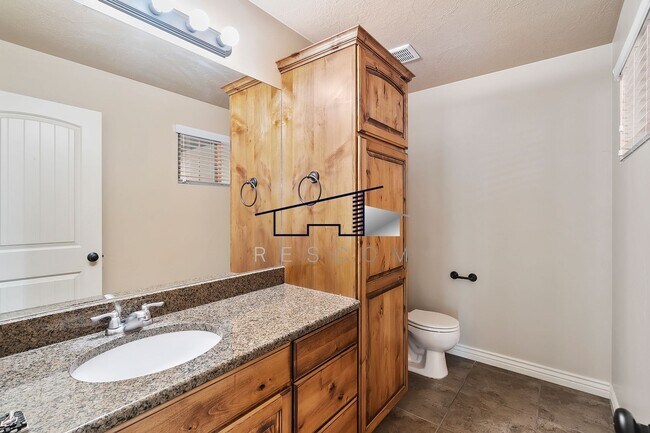 Building Photo - Large Riverdale 4 Bedroom 3.5 Bathroom Tow...