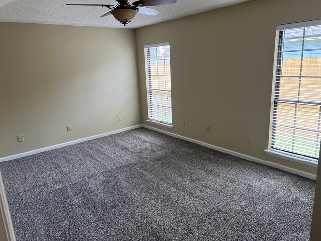 Building Photo - 3 bedroom 2 bath beauty