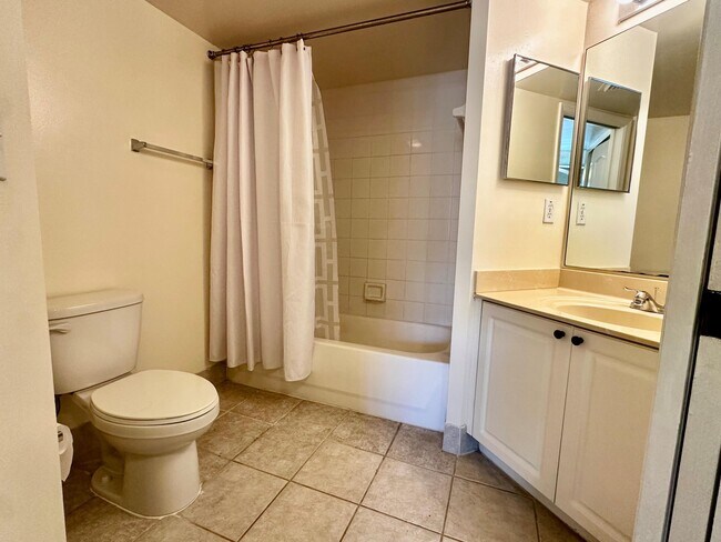 Building Photo - 1300 Crestwood Ct S