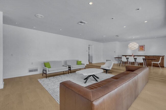 Building Photo - Mid-century modern home in Arcadia with pr...