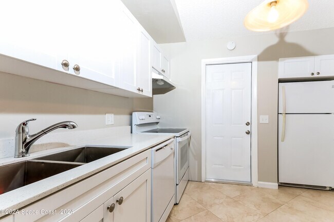 Building Photo - 661 SW Prado Ave