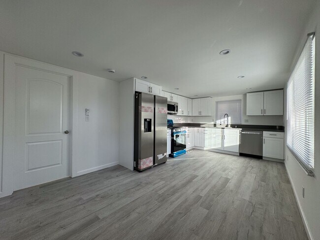 Building Photo - Brand New and Stunning 1+1 Reseda ADU