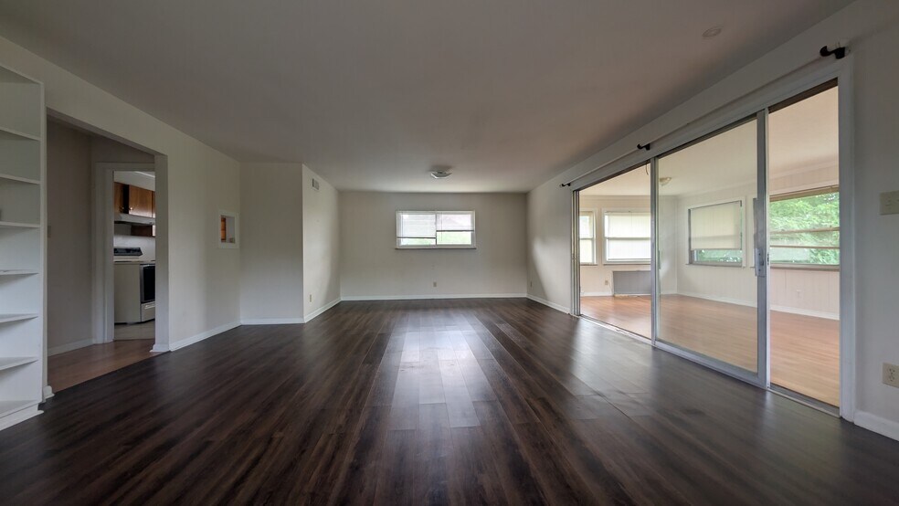 Living Room - 701 Edgecliff St