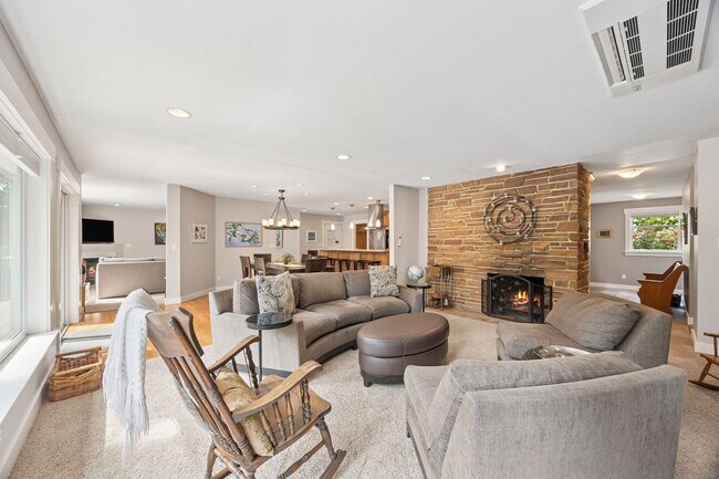 Building Photo - Normandy Park - Modern and Spacious!
