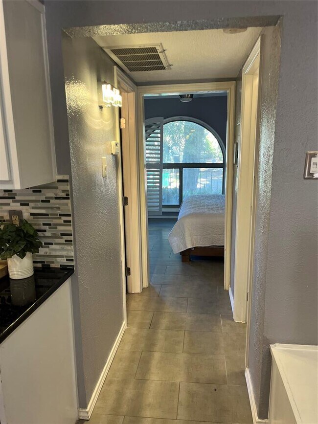 Building Photo - 505 W 7th St