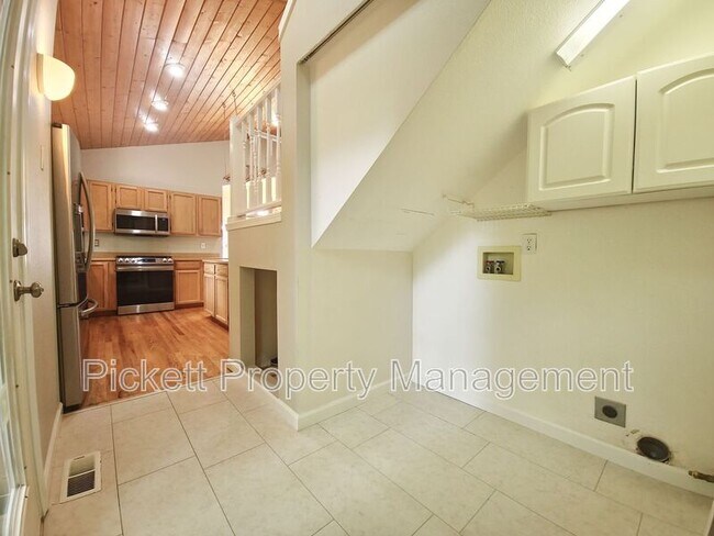 Building Photo - 18845 NE Meadow Run Dr